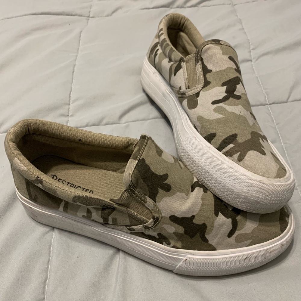 Women’s size 9, Restricted loafer shoe. Excellent condition!